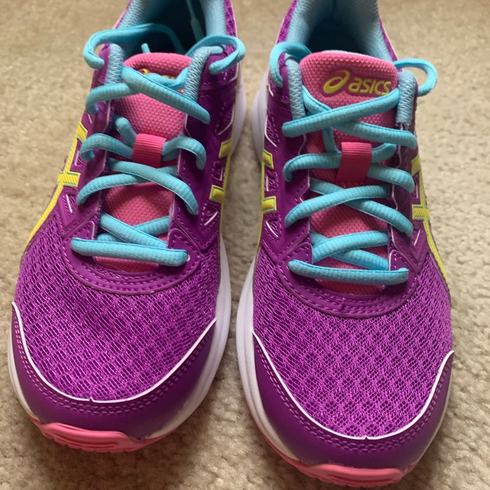 New ASICS size 4 big girl sneakers. No box. Daughter growth spurt, can’t fit.